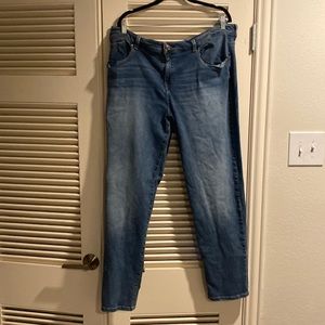 Chico’s Platinum Boyfriend Jean Chico’s Size 3-5